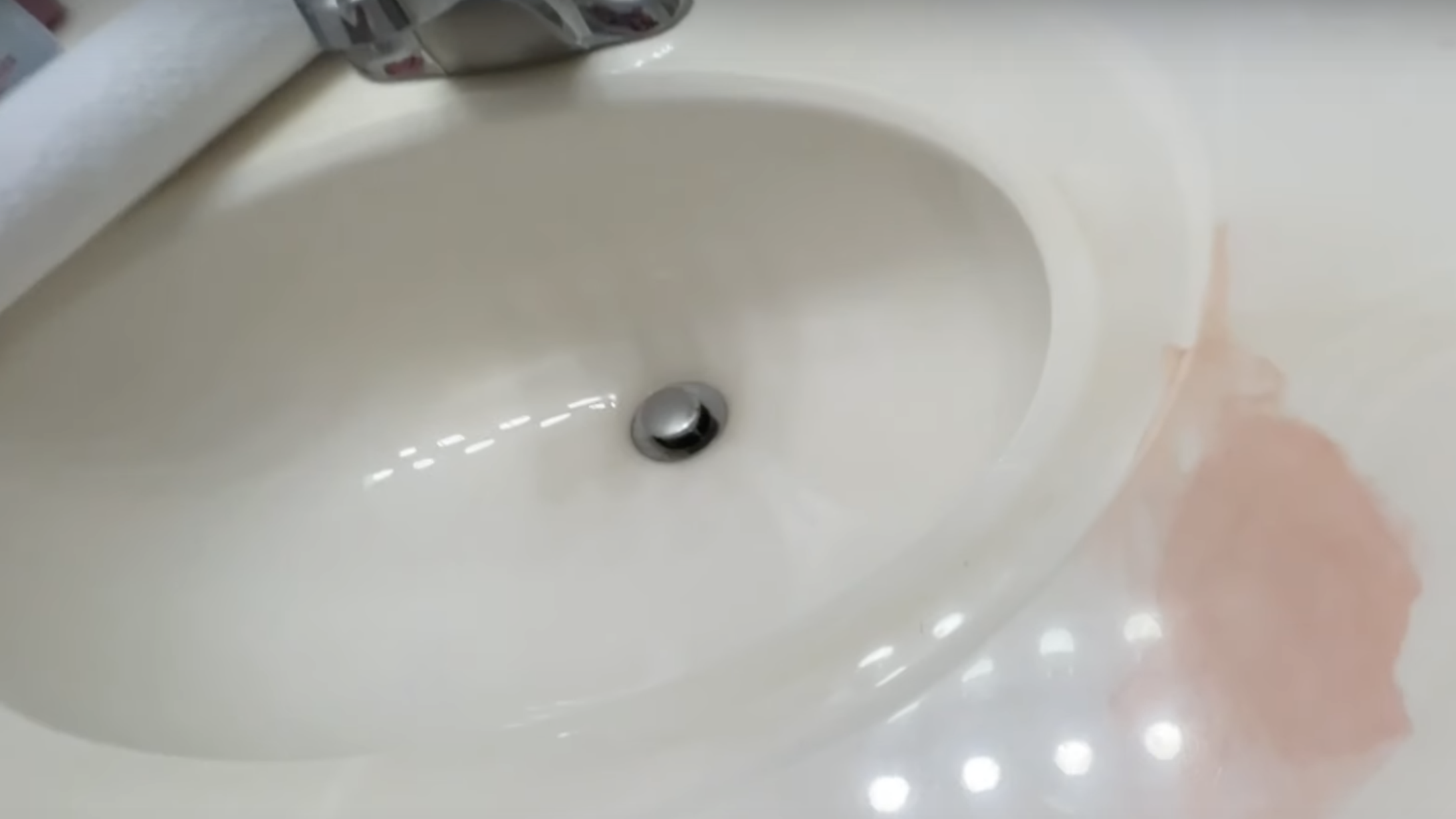 remove hair dye stain from bathroom sink