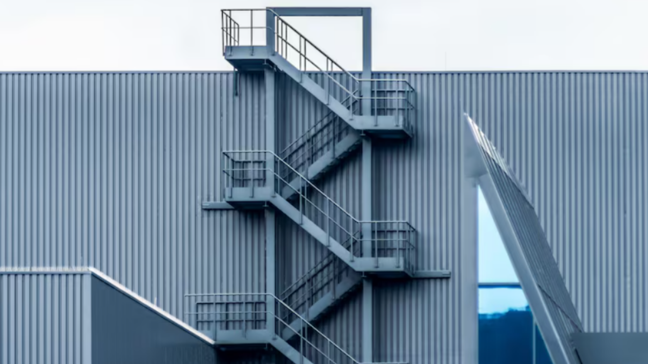 metal panels, commercial construction metal panels, modern building materials, metal wall panels, high-performance metal panels, industrial metal panels, metal panel installation, manufacturing metal panels, commercial roofing solutions, metal facade systems